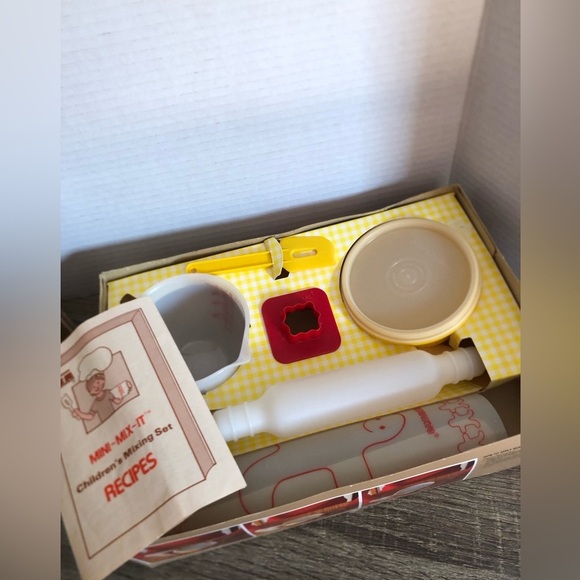 Vtg Tupperware Mini-Mix-It Children's Baking Set - Picture 4 of 16